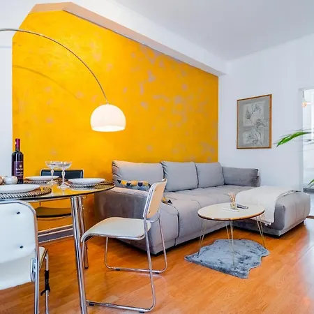 Prime Location - Breathtaking Architectural Views Apartament *